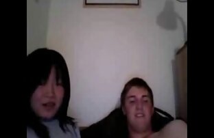Legare la video porno per le donne sua amica a letto e scopare con una zucchina
